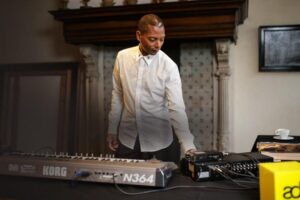10 DJs pioneiros que todo fã de música eletrônica deveria conhecer