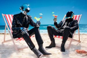 Daft Punk sentado numa cadeira de praia - Random Access Memories