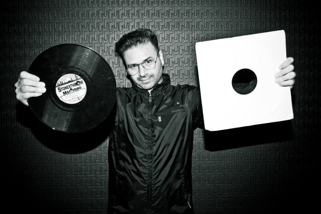 DJ Andy segurando disco de vinil. Festival Hibrido 2023