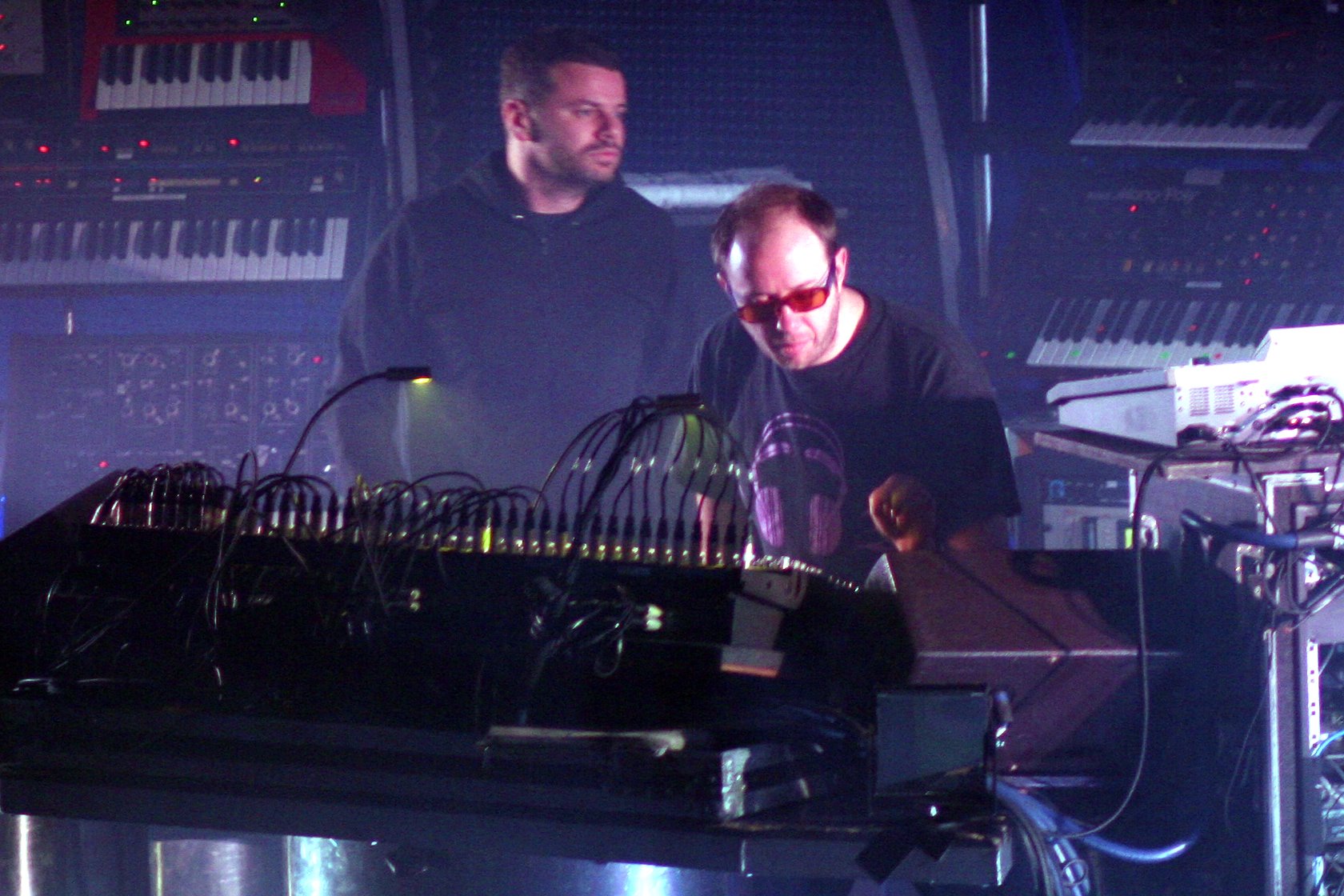 Chemical Brothers sai da toca e lança novo single para matar a saudade Chemical Brothers sai da toca e lança novo single para matar a saudade
