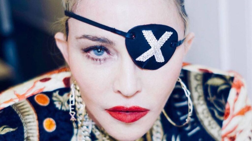 Madonna usando tapa-olhos