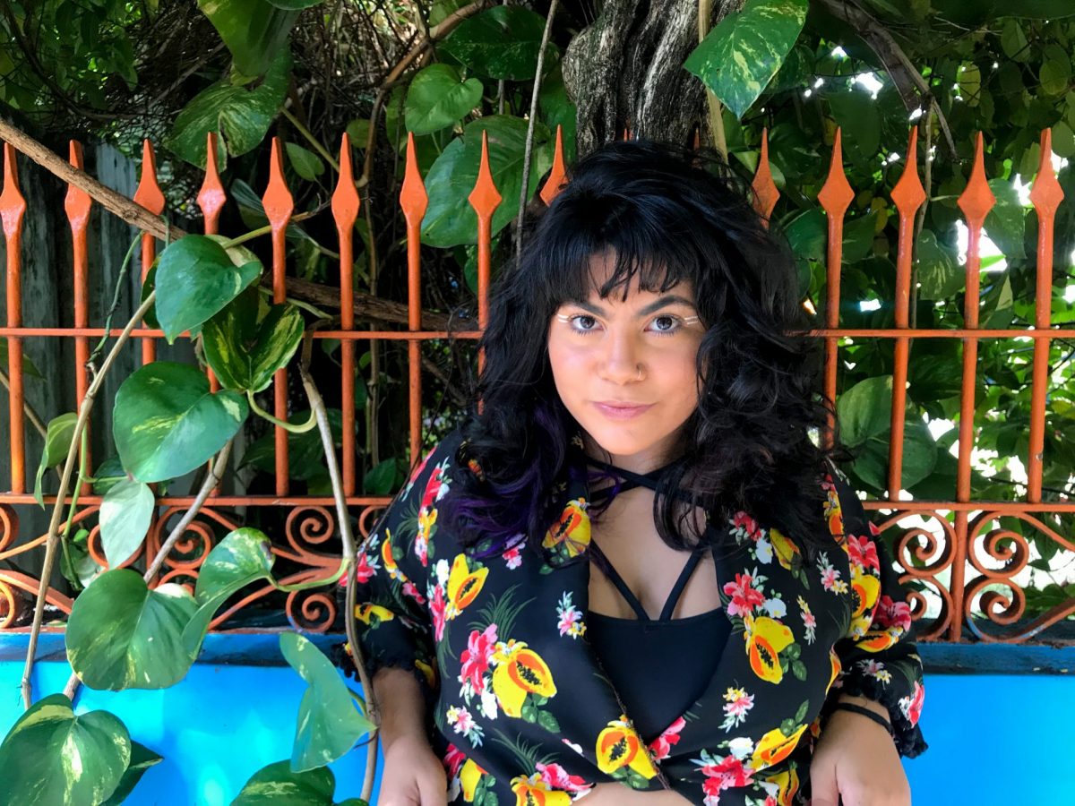 Tawanne Villarin em jardim