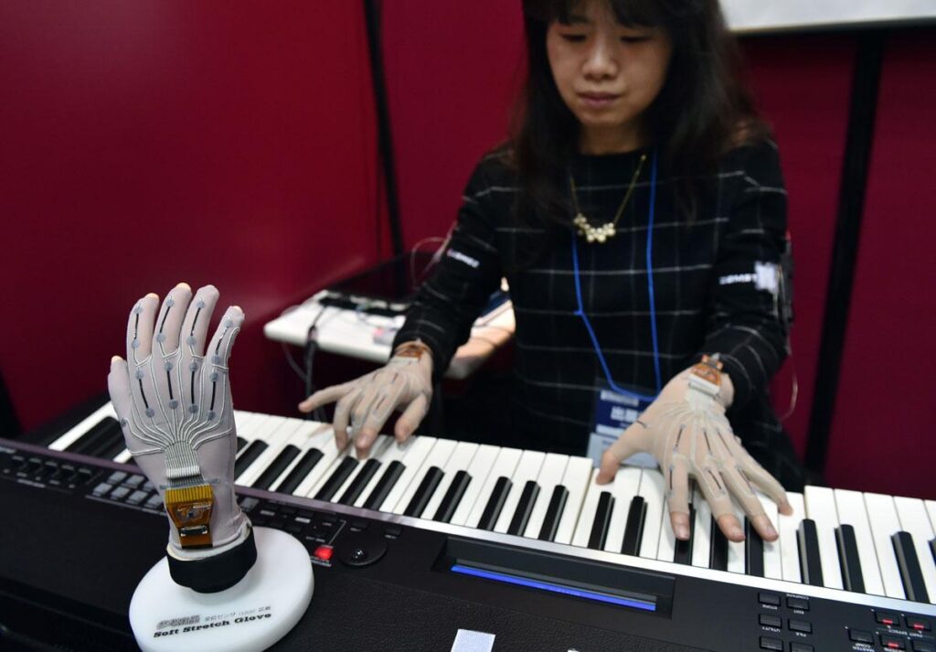 mulher japonesa tocando teclado