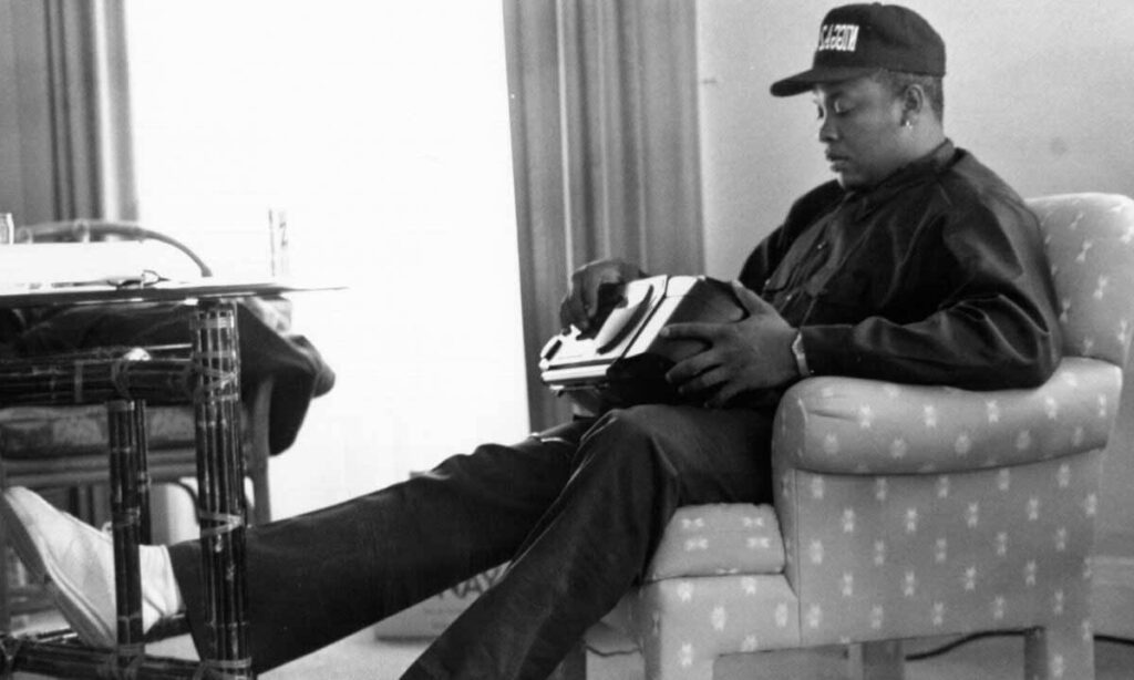 Dr Dre sentando no sofá
