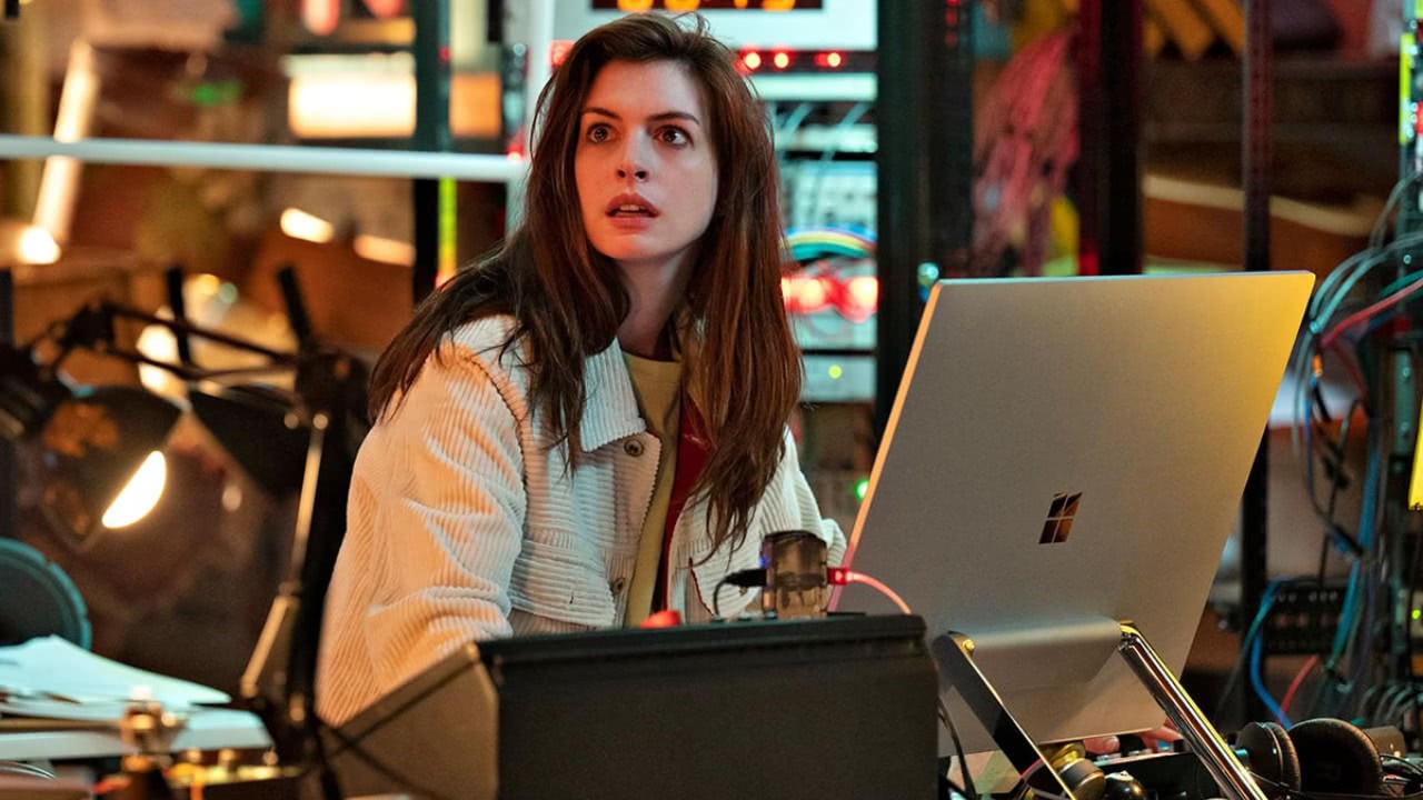 anne hathaway em cena da série Solos