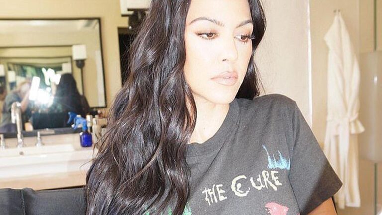 Kardashian com camisa do The Cure