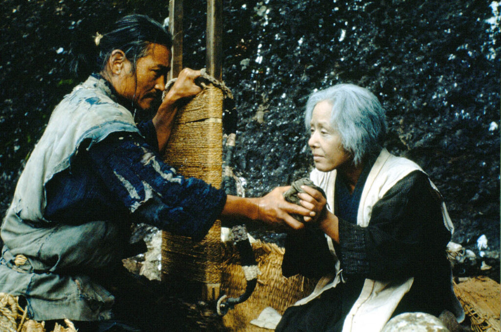 ken ogata e sumiko sakamoto nas costas em a balada de narayama
