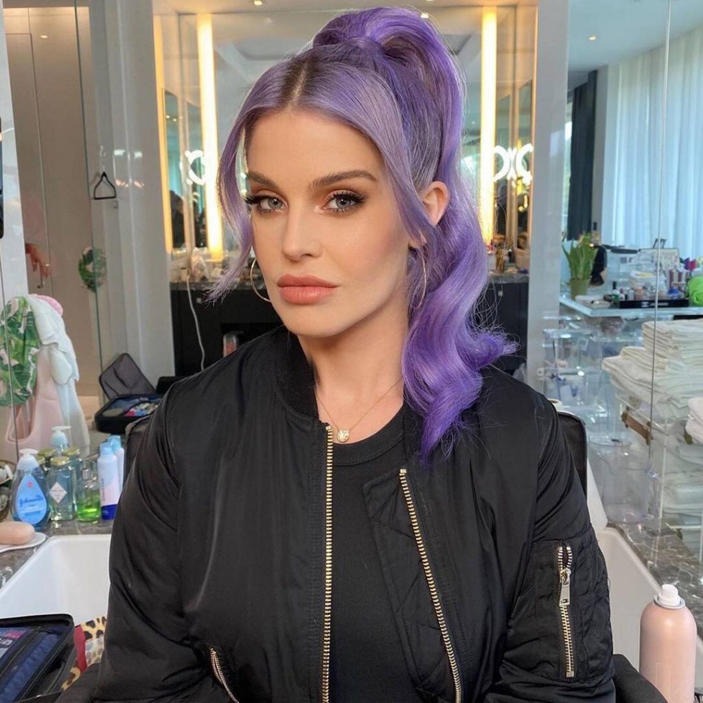 Kelly Osbourne com cabelos roxos