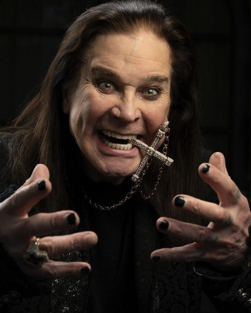 Ozzy Osbourne com crucifixo na boca