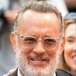Tom Hanks de óculos e barba