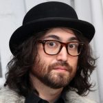 Sean Lennon de óculos e chapéu