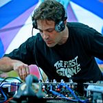 Juarez Petrillo , o DJ Swarup , discotecando