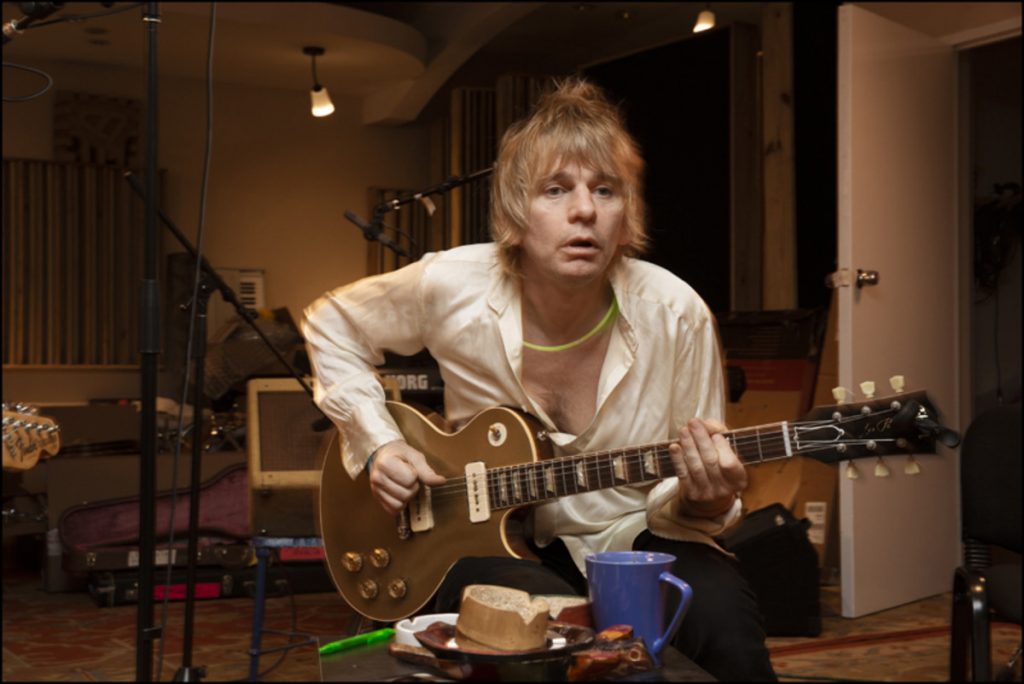 Zak Starkey tocando guitarra