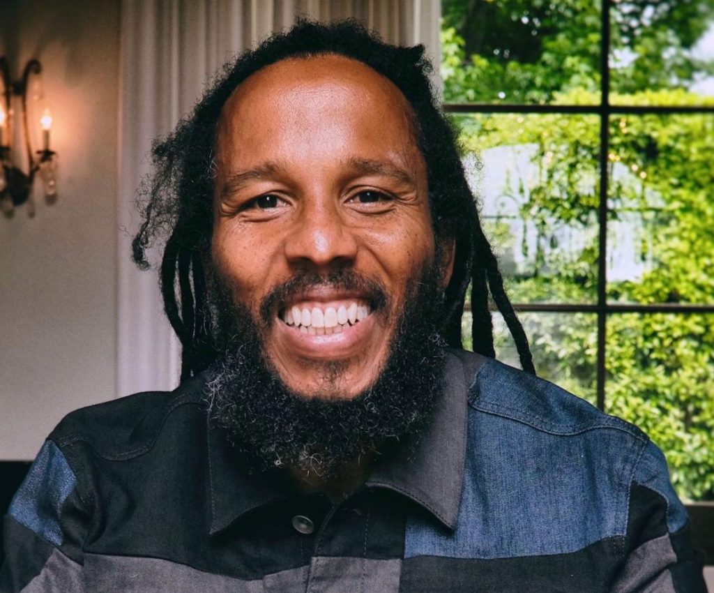 Ziggy Marley em casa sorrindo