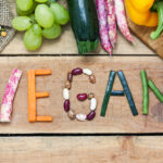 "Vegan" escrito com legumes cortados