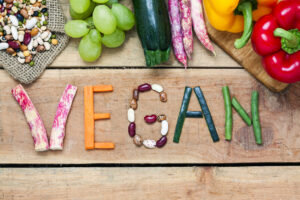 "Vegan" escrito com legumes cortados