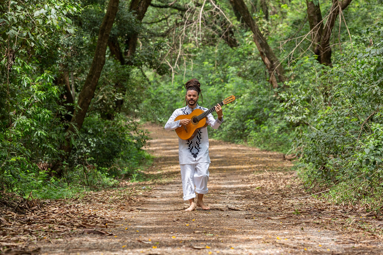 Gui Silveiras anando com violão