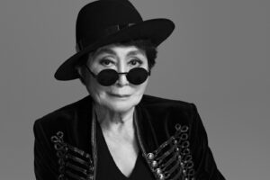 Yoko Ono de chapeu