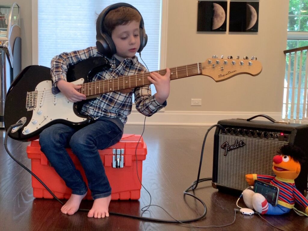 Miles Music Kid tocando guitarra