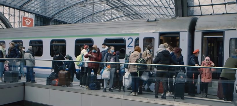 Refugiados ucranianos chegando a Berlim de trem
