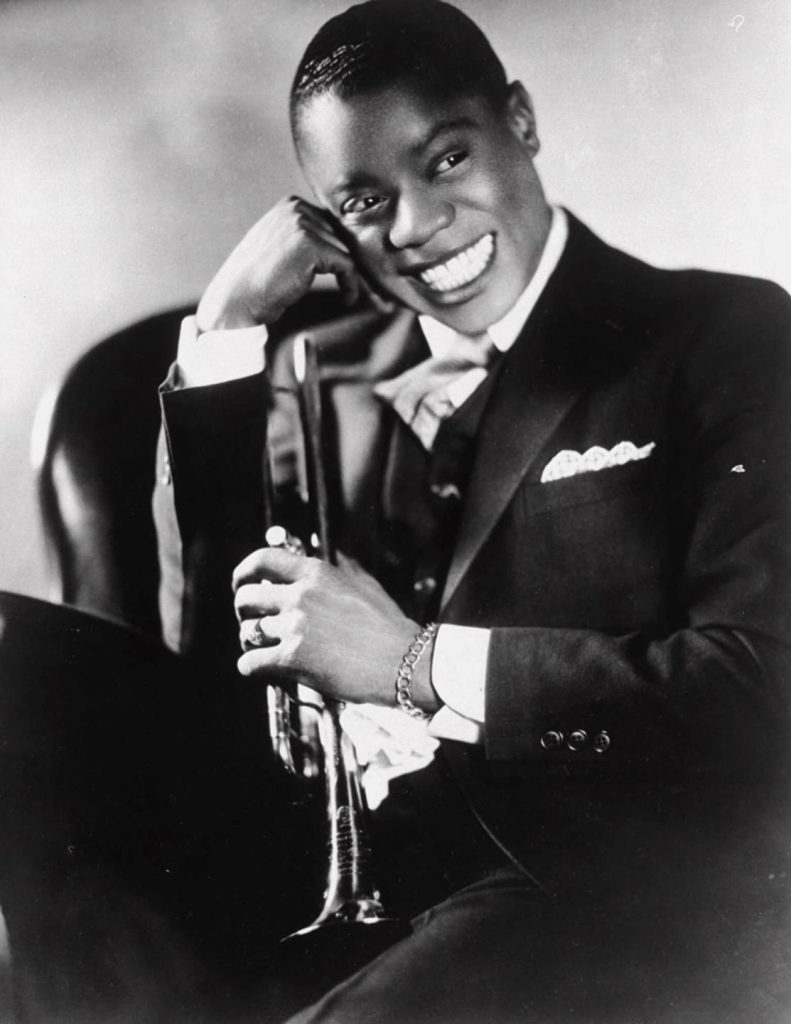 Louis Armstrong com trompete, jovem
