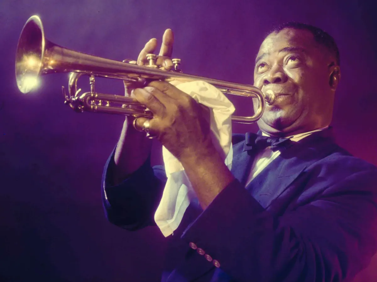 Louis Armstrong tocando trompete