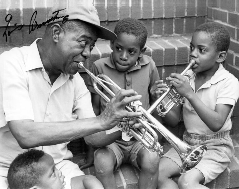 Louis Armstrong tocando com crianças