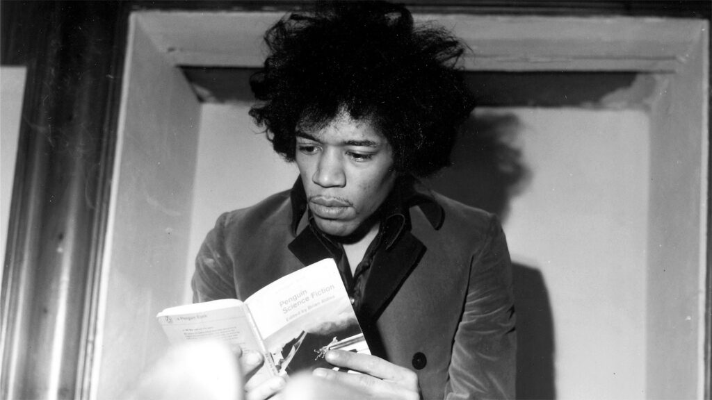 Hendrix lendo crítico