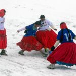 Cholitas jogando futebol na Bolívia
