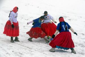 Cholitas jogando futebol na Bolívia
