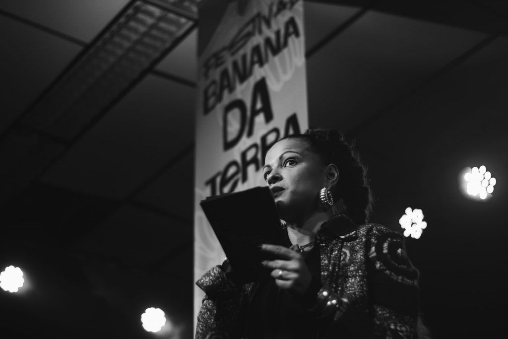Verinha Santana à frente do banner do Festival Banana da Terra