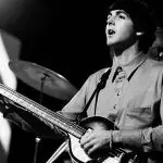 Paul McCartney e seu baixo Hoffer