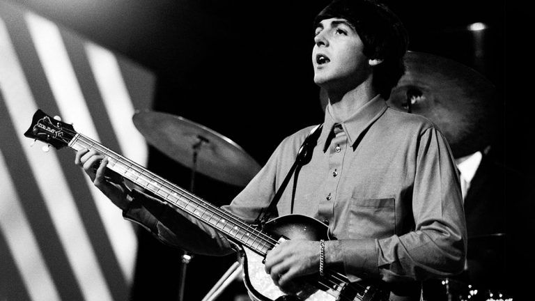 Paul McCartney e seu baixo Hoffer