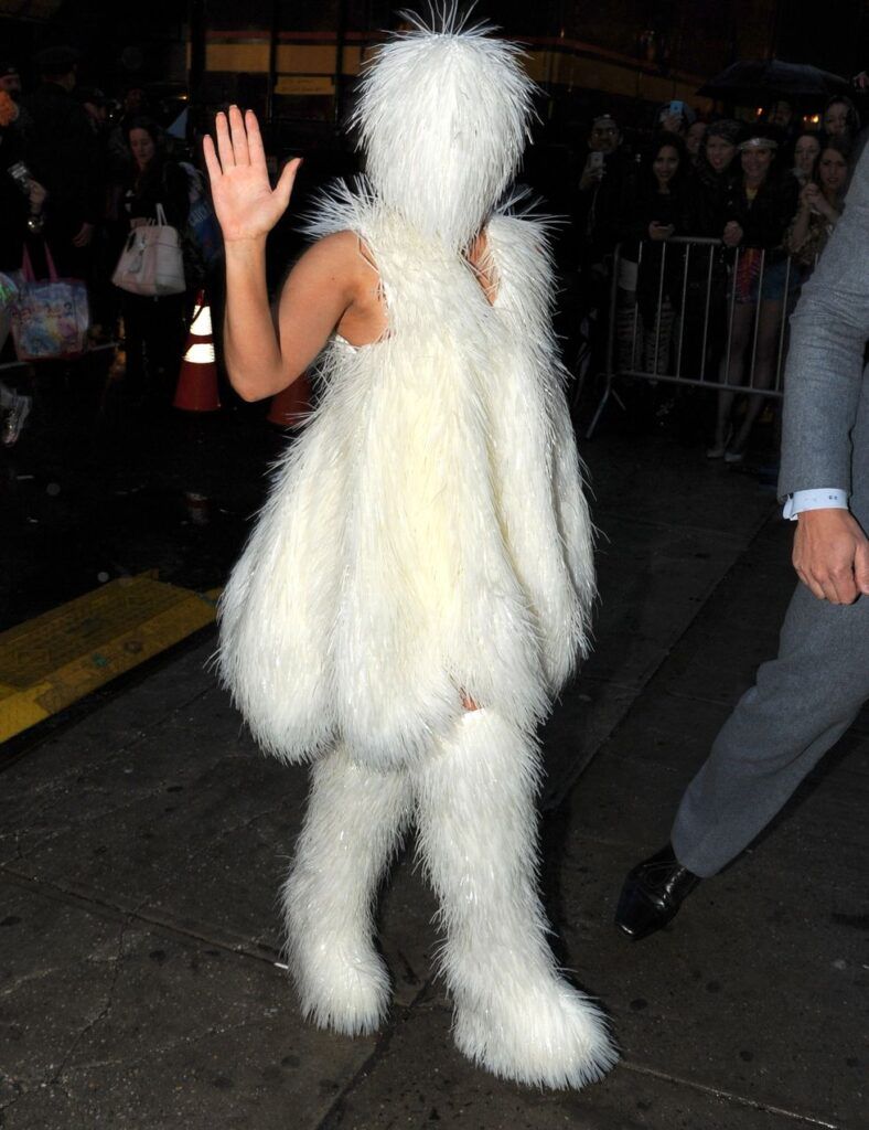 Lady Gaga saindo do taxi Disfarces