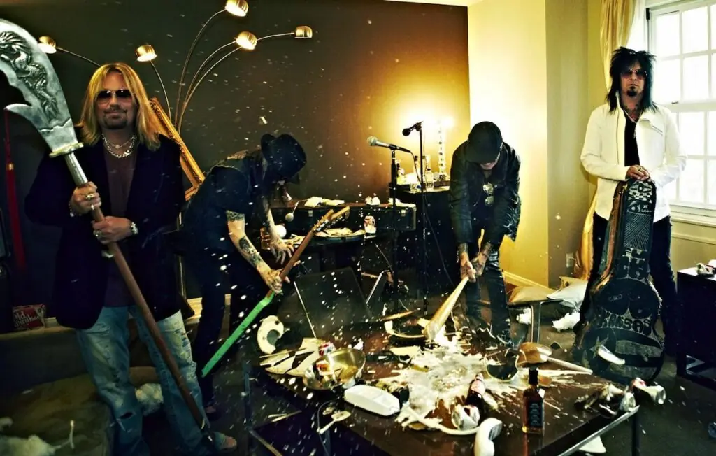 Mötley Crüe destruindo quarto de hotel