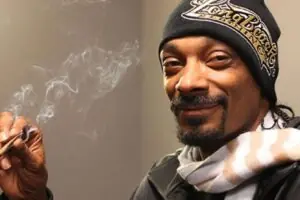 Snoop Dogg fumando maconha