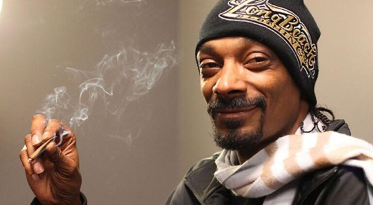 Snoop Dogg fumando maconha