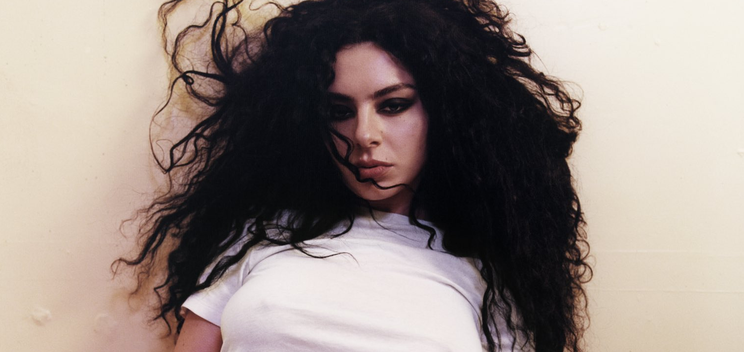 Charli xcx libera trailer de 'The Moment', seu próprio mocumentário