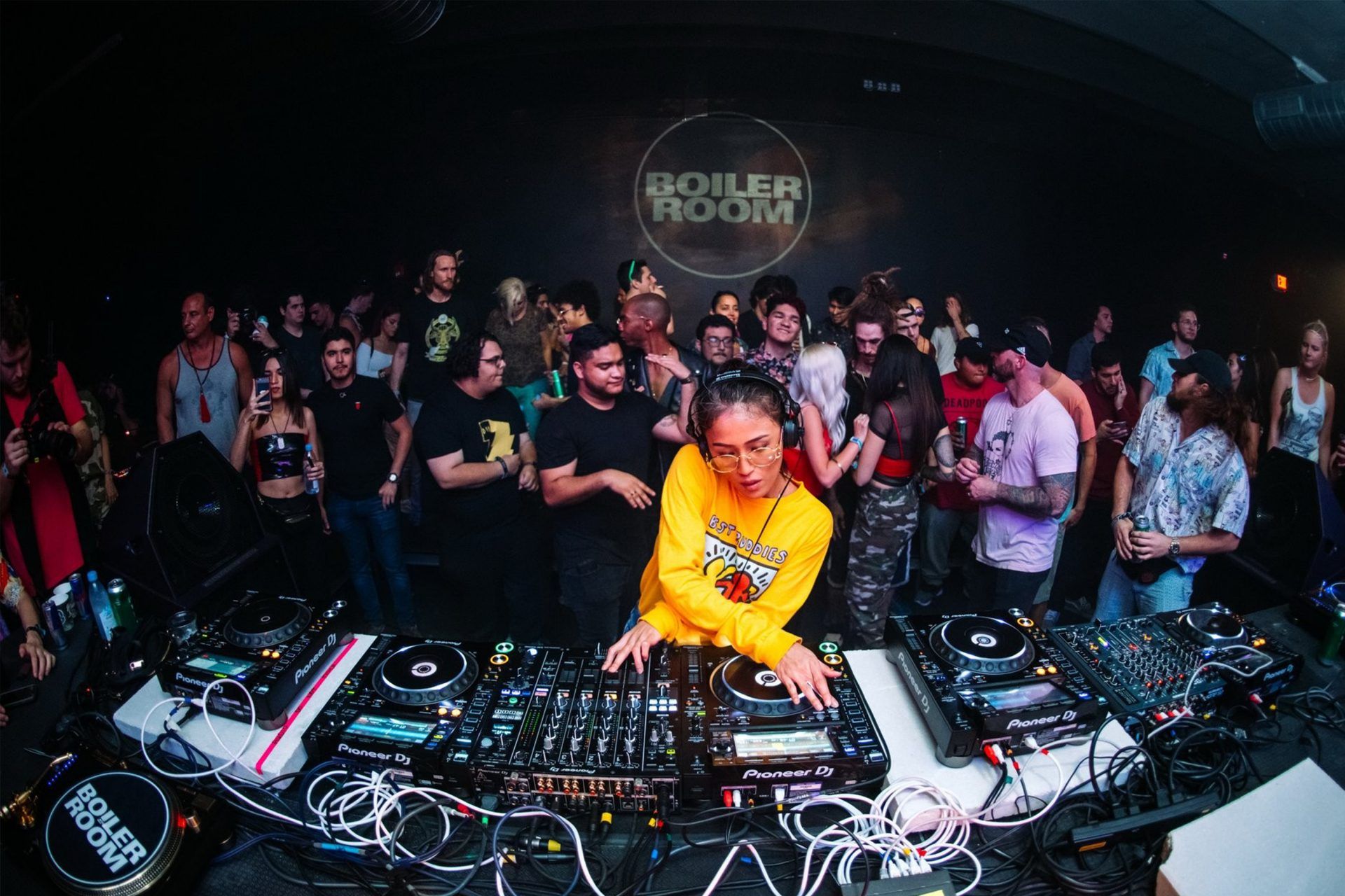 ミュージシャン BOILER ROOM Boiler Room: o que vem bombando e o que ficou cafona p/ jovens