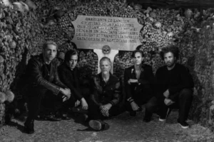 Queens Of The Stone Age nas catacumbas de Paris