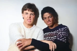 Paul McCartney e Michael Jackson fazendo careta
