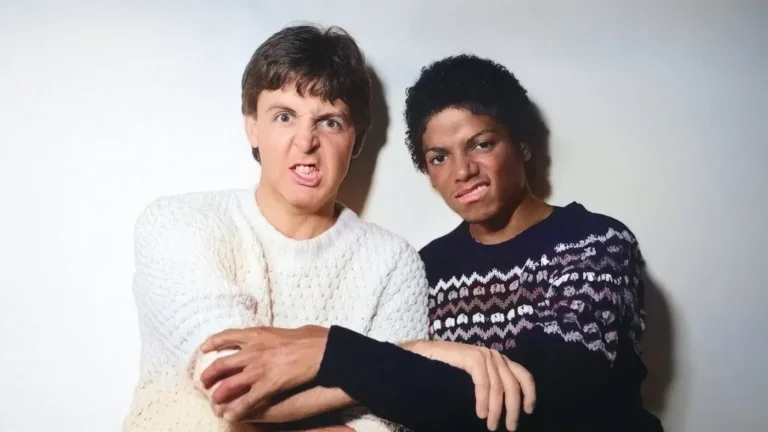 Paul McCartney e Michael Jackson fazendo careta