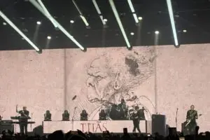 Titãs Cabeça Dinossauro