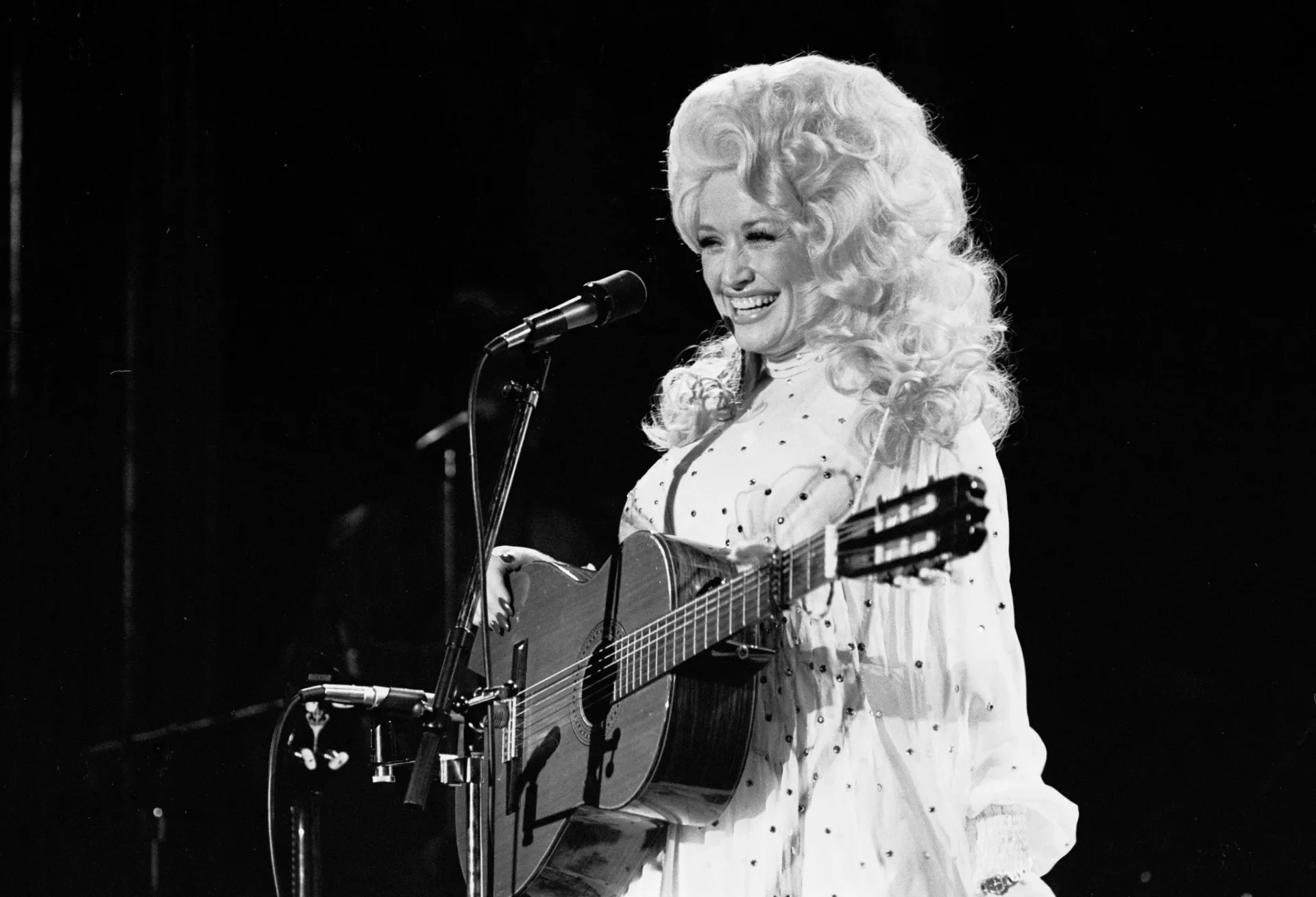 dolly-parton-o-legado-humanit-rio-e-progressista-da-cantora-music